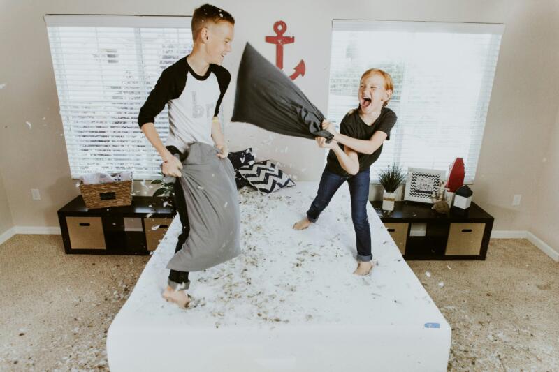 Kissenschlacht mit 2 Kindern