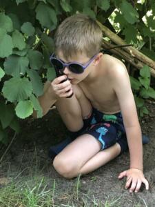 Walkie Talkie, Junge im Garten