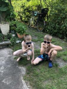 Walkie Talkies, 2 Jungen im Garten