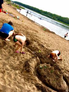 Bedingungsloses Grundeinkommen - Vater mit Kindern am Strand