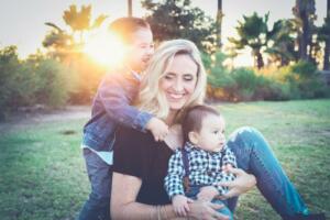 Mutter, zwei Kinder, Wiese