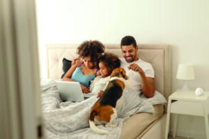 Airthings mold indicator - family in bed