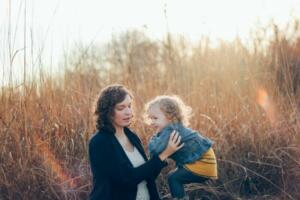 Mutter und Kind im Abendlicht