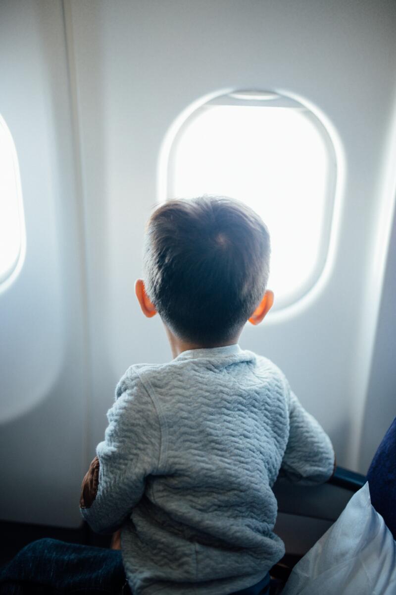 Kleiner Junge im Flugzeug