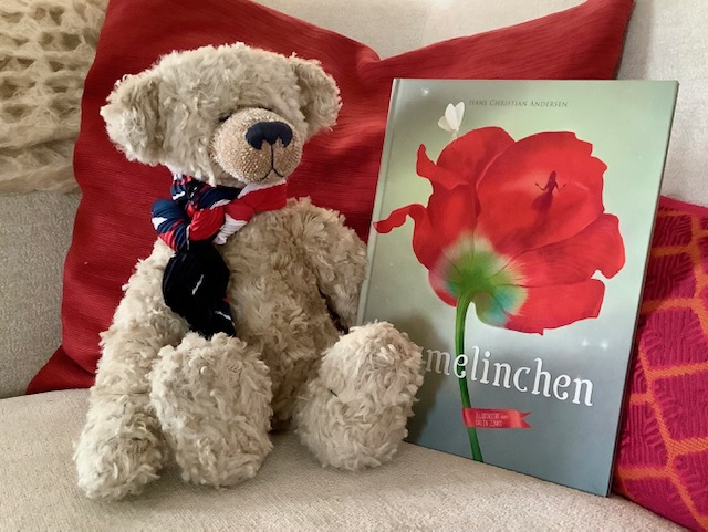 Däumelinchen_mit_Lorenz;_dem_Lesebären_von_KidsLife