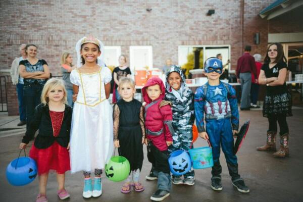 Gruppe Kinder in Kostümen
