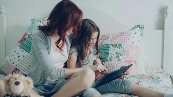 Mum and daughter with Tablet