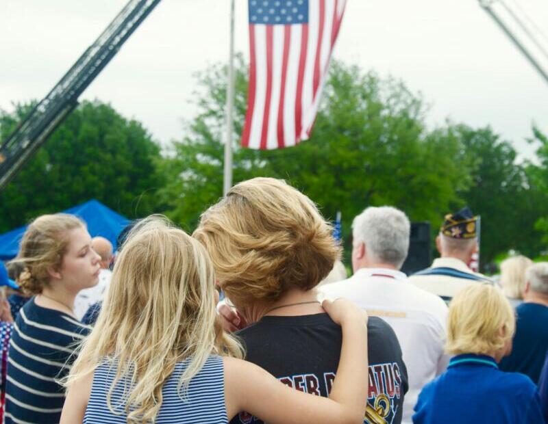 Zwei Kinder und amerikanische Flagge