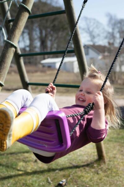 Mädchen auf Schaukel