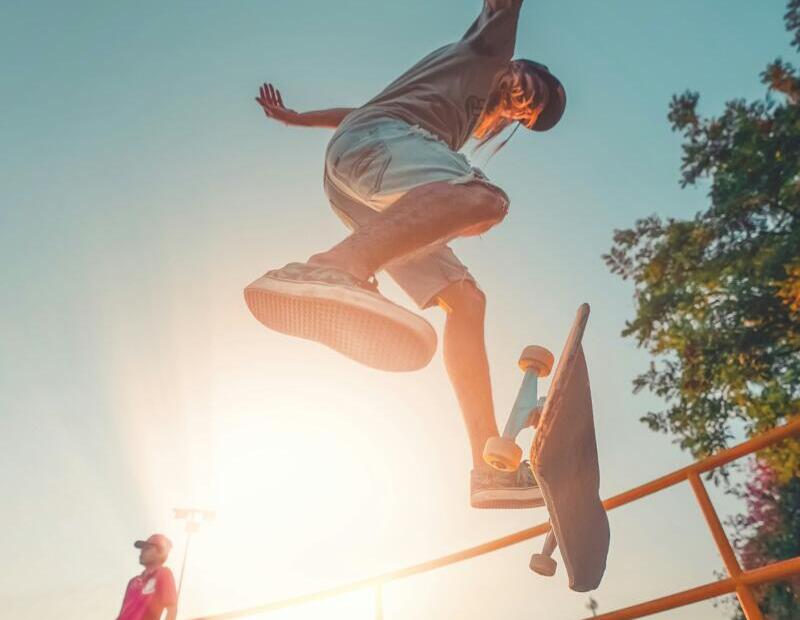 Kinder skaten auf Pipe