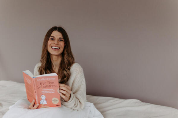 Lisa Reinheimer mit Buch