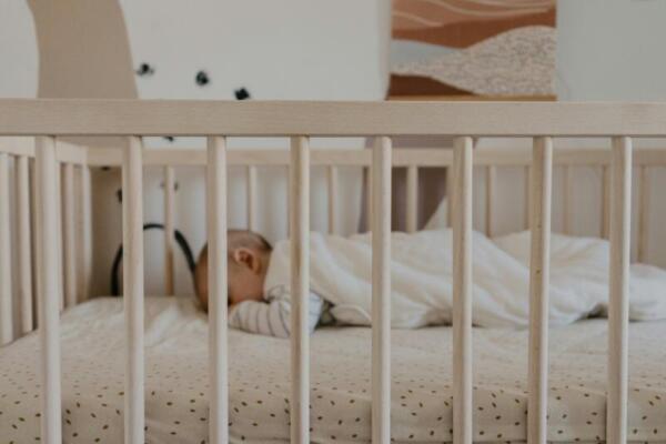 Baby im Bett